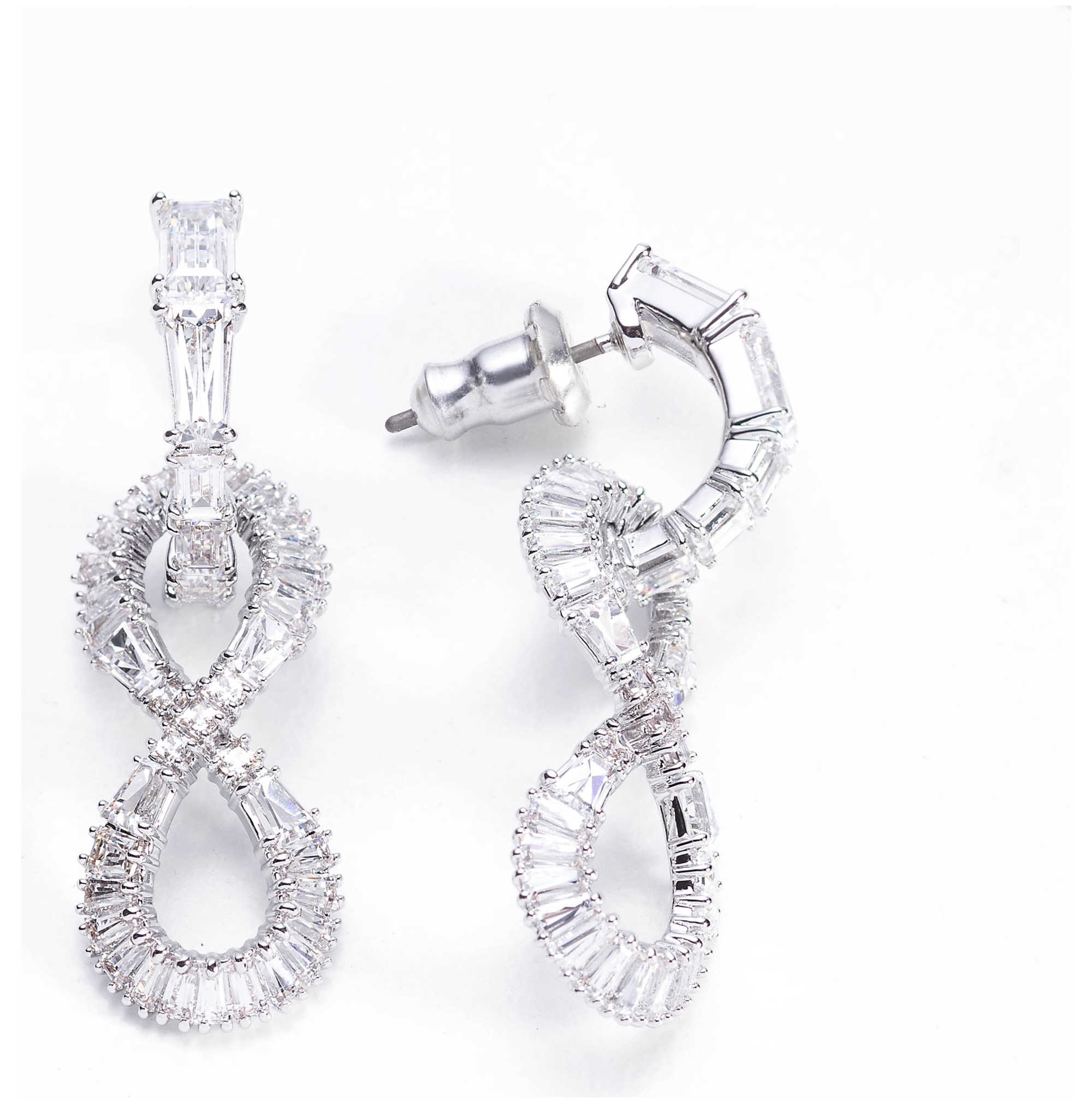 עגילים Hyperbola עם קריסטל לבן של Swarovski