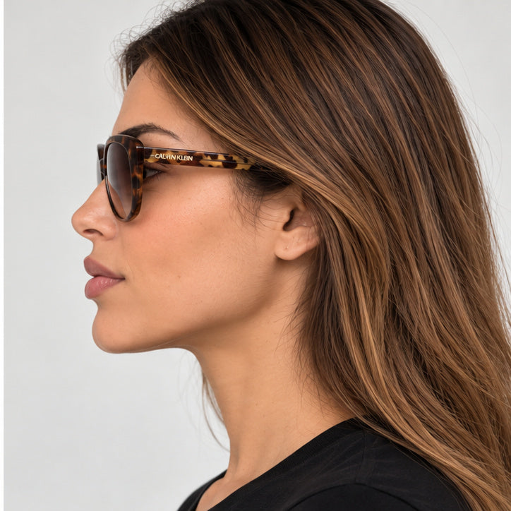 משקפי שמש Calvin Klein דגם Ck19560Sn לנשים 57 מ״מ בצבע שריון צב