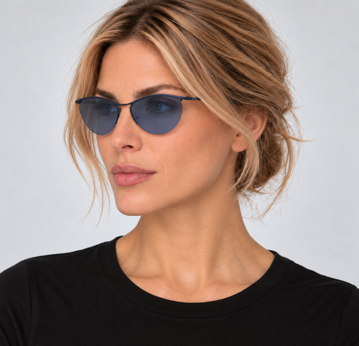 משקפי שמש DKNY דגם Dk107S לנשים 56 מ״מ בצבע כחול נייבי