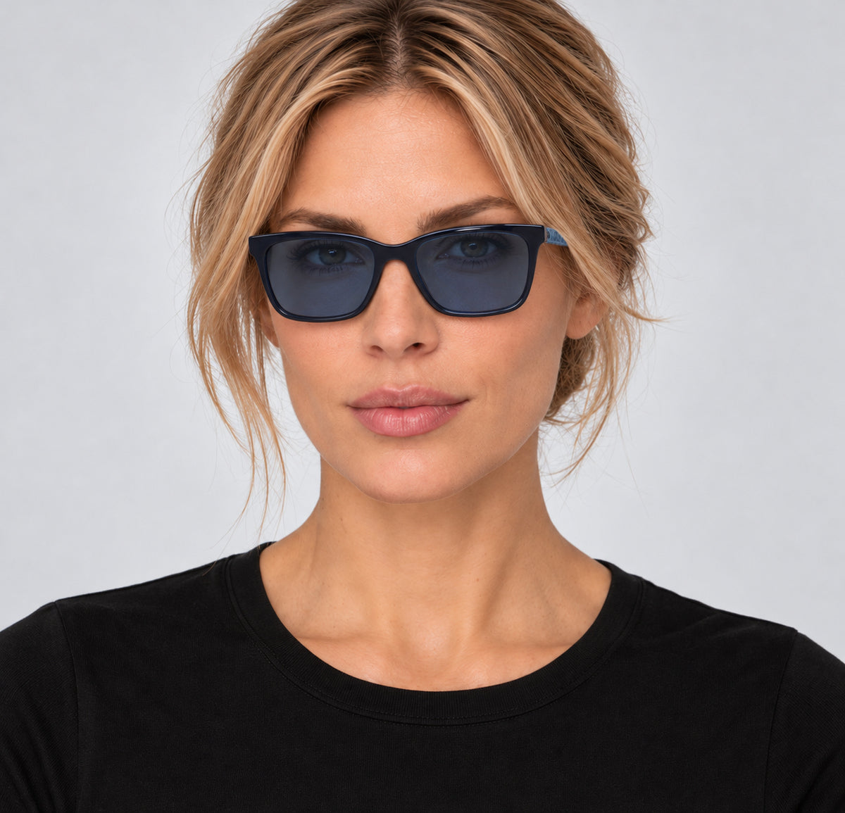 משקפי שמש DKNY דגם Dk510S לנשים 55 מ״מ בצבע כחול נייבי