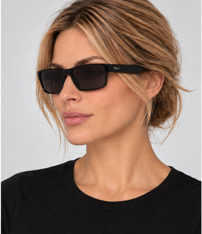 משקפי שמש Ferragamo דגם Fashion לנשים 58 מ״מ בצבע שחור